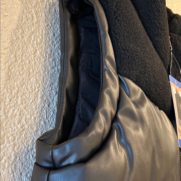 BearPaw Black Puffer Vest - Picture 5 of 9